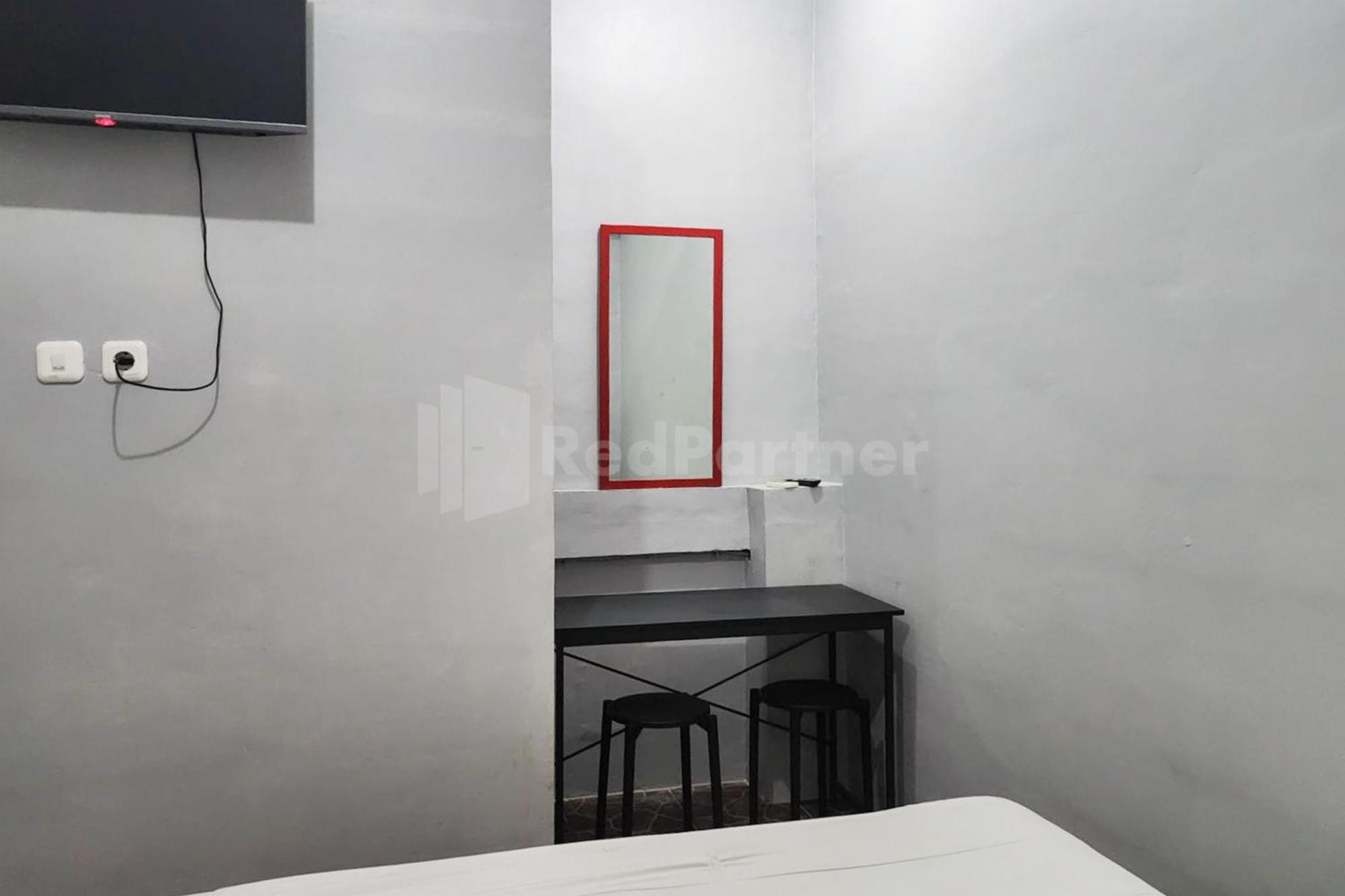 Puspita Homestay Mitra Reddoorz Bekasi Exterior photo