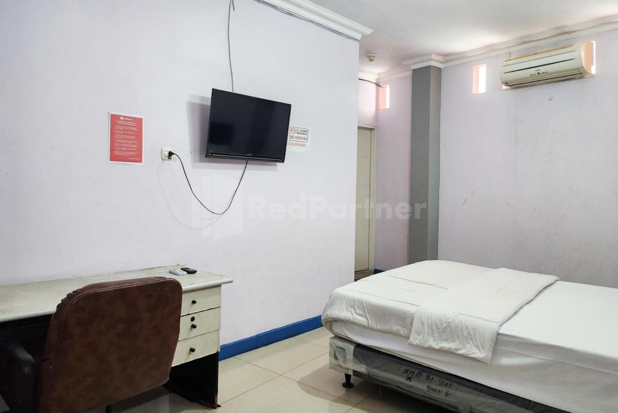 Puspita Homestay Mitra Reddoorz Bekasi Exterior photo