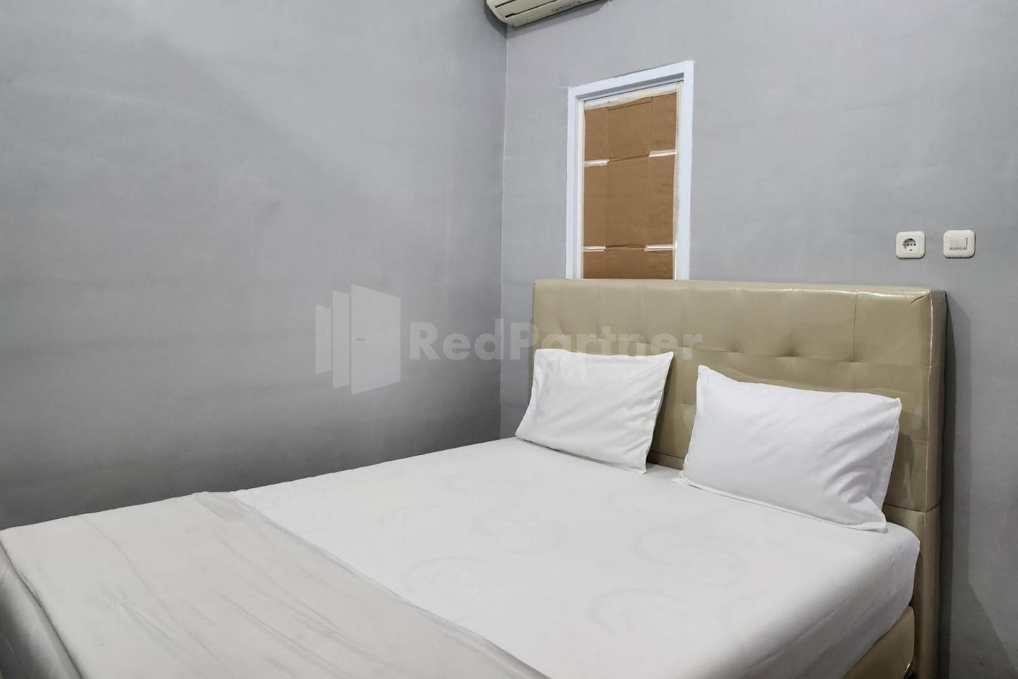 Puspita Homestay Mitra Reddoorz Bekasi Exterior photo