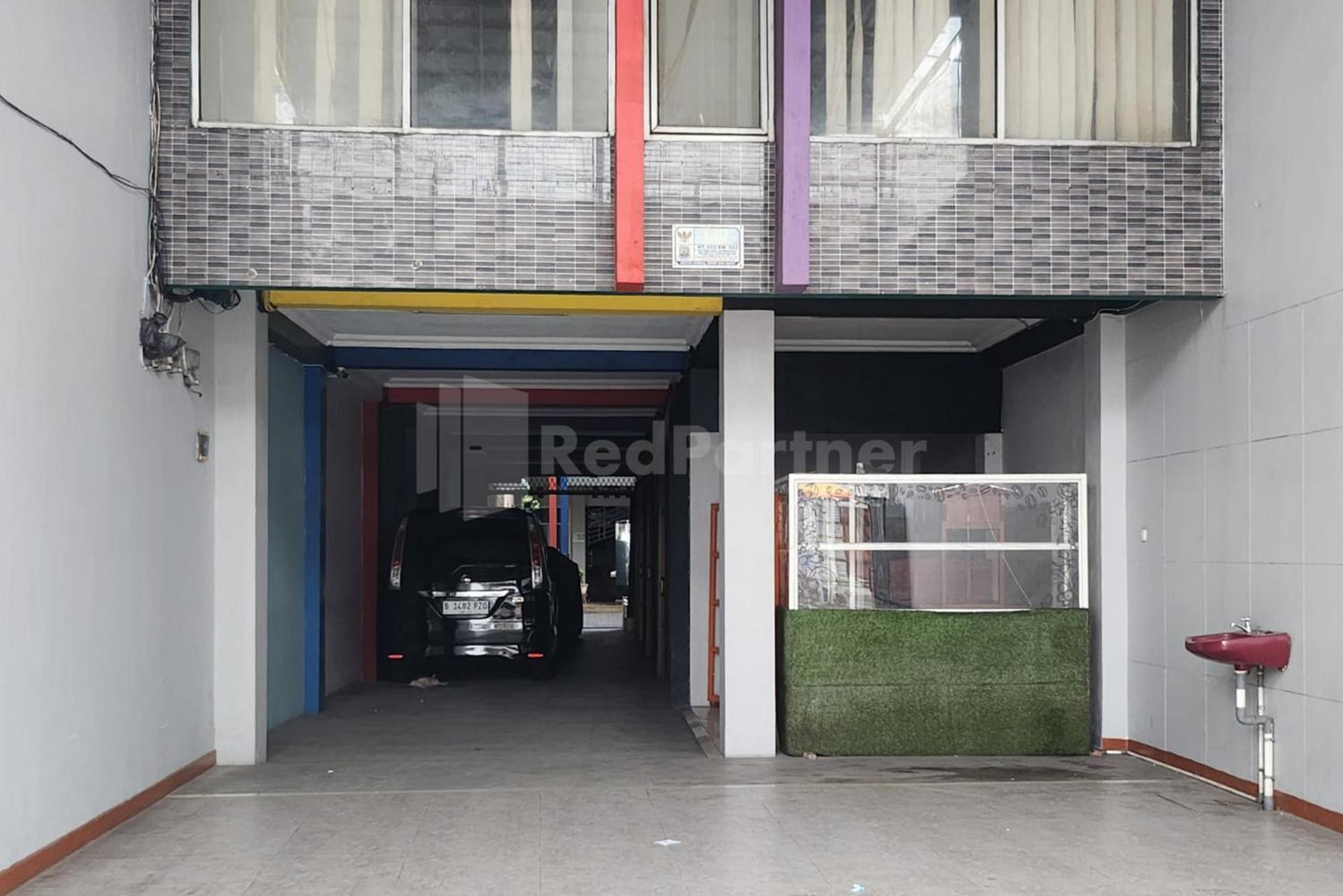 Puspita Homestay Mitra Reddoorz Bekasi Exterior photo