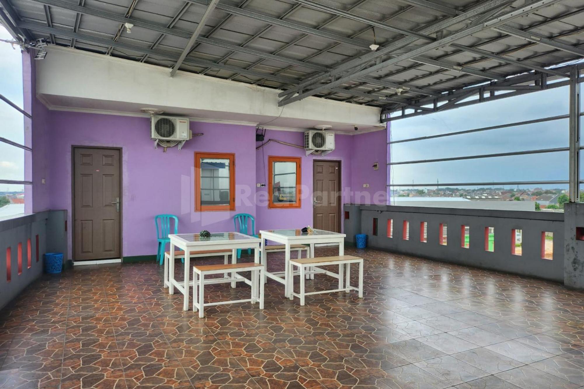 Puspita Homestay Mitra Reddoorz Bekasi Exterior photo