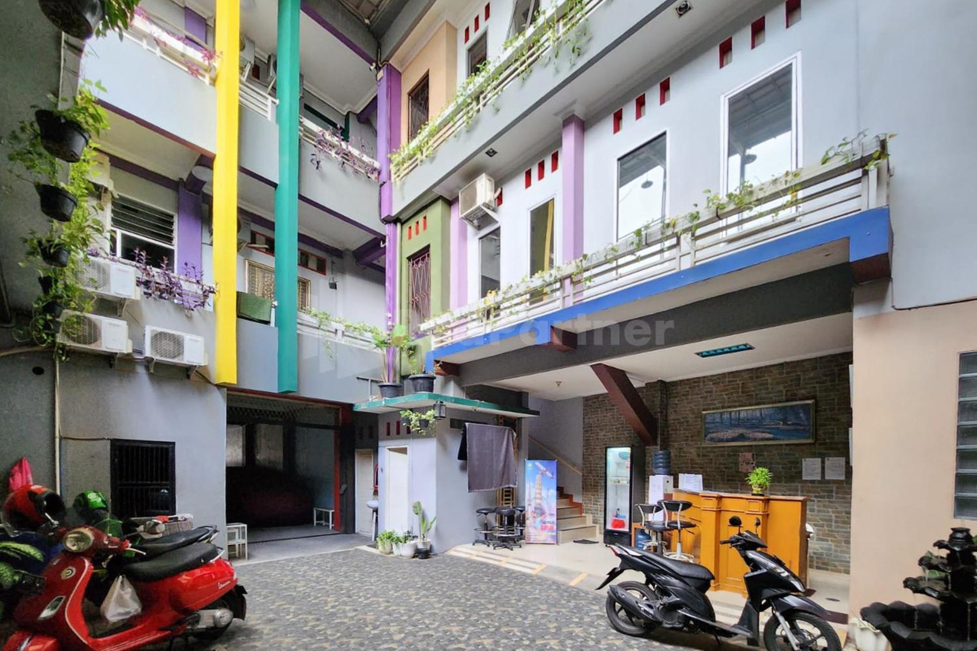 Puspita Homestay Mitra Reddoorz Bekasi Exterior photo