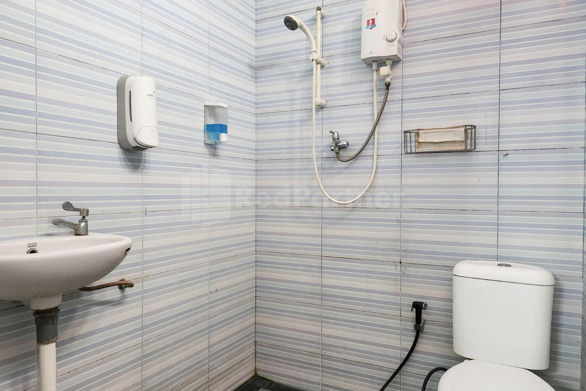Puspita Homestay Mitra Reddoorz Bekasi Exterior photo